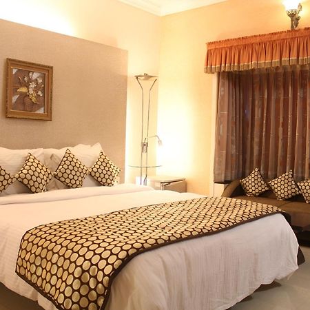 ראג'קוט New Hotel Europa Inn מראה חיצוני תמונה