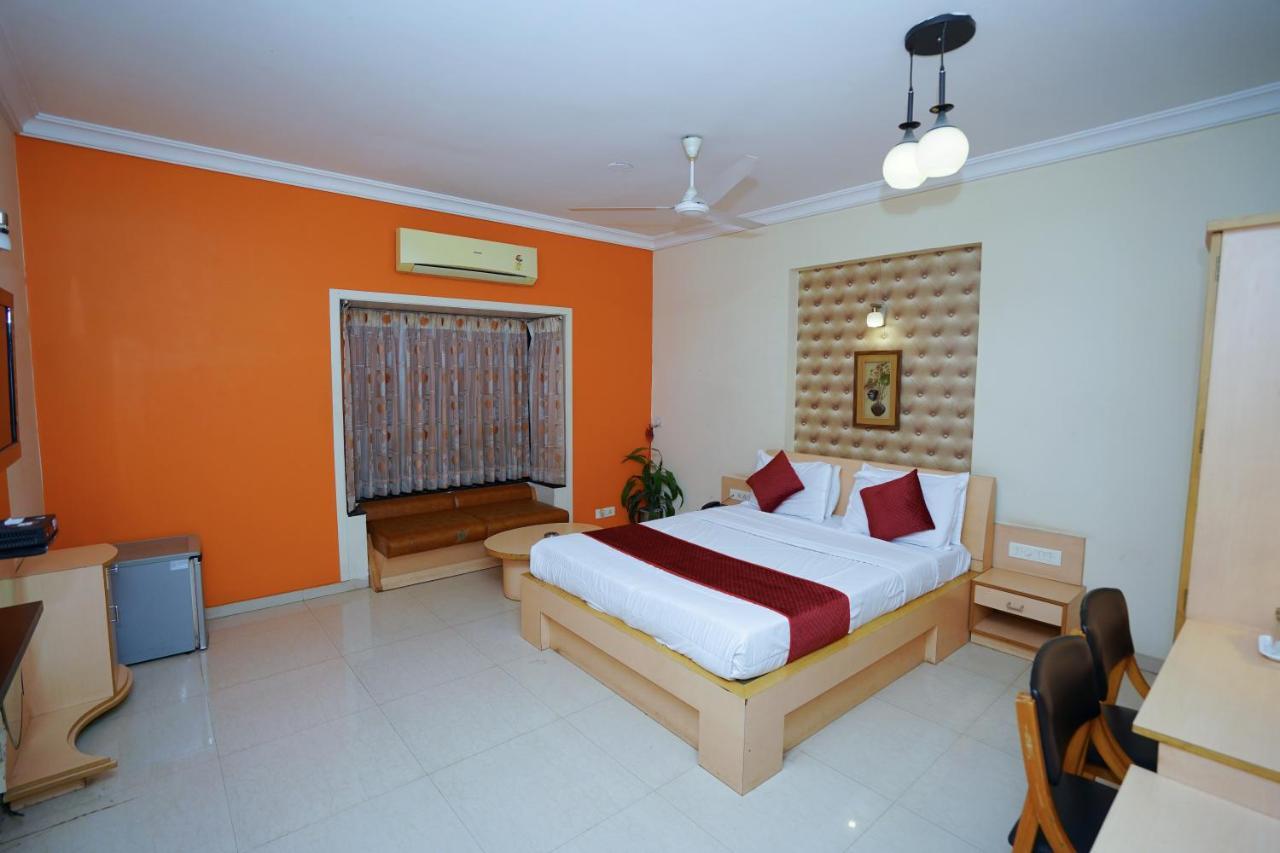ראג'קוט New Hotel Europa Inn מראה חיצוני תמונה