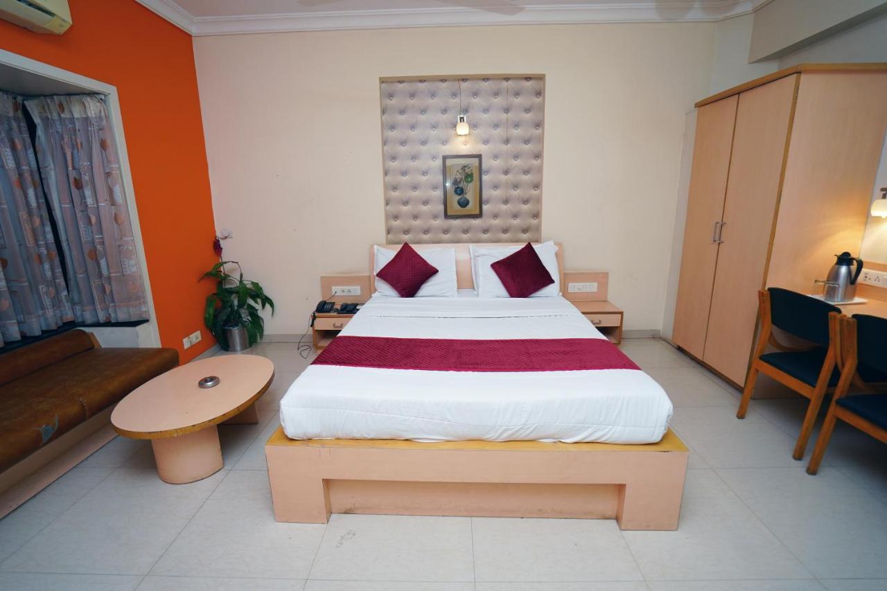 ראג'קוט New Hotel Europa Inn מראה חיצוני תמונה