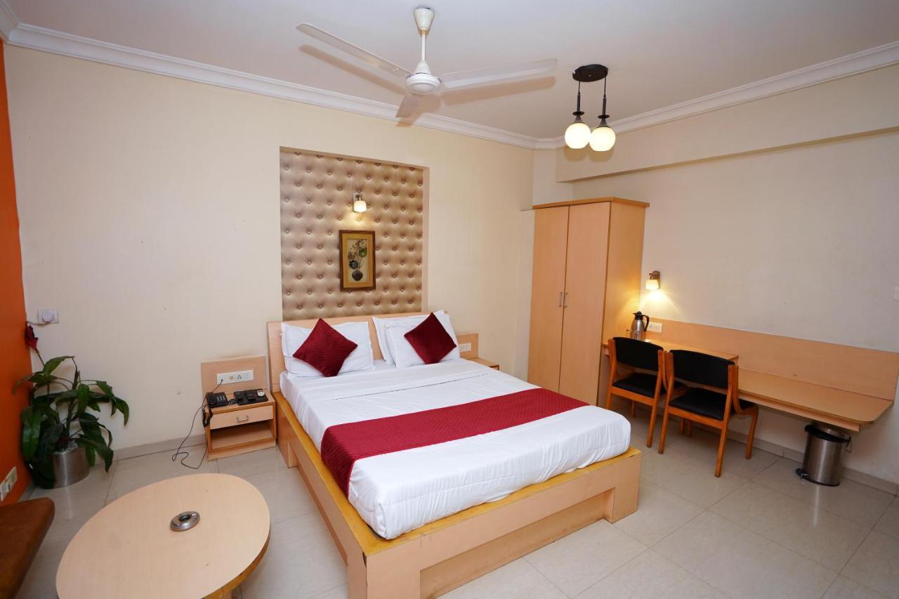 ראג'קוט New Hotel Europa Inn מראה חיצוני תמונה