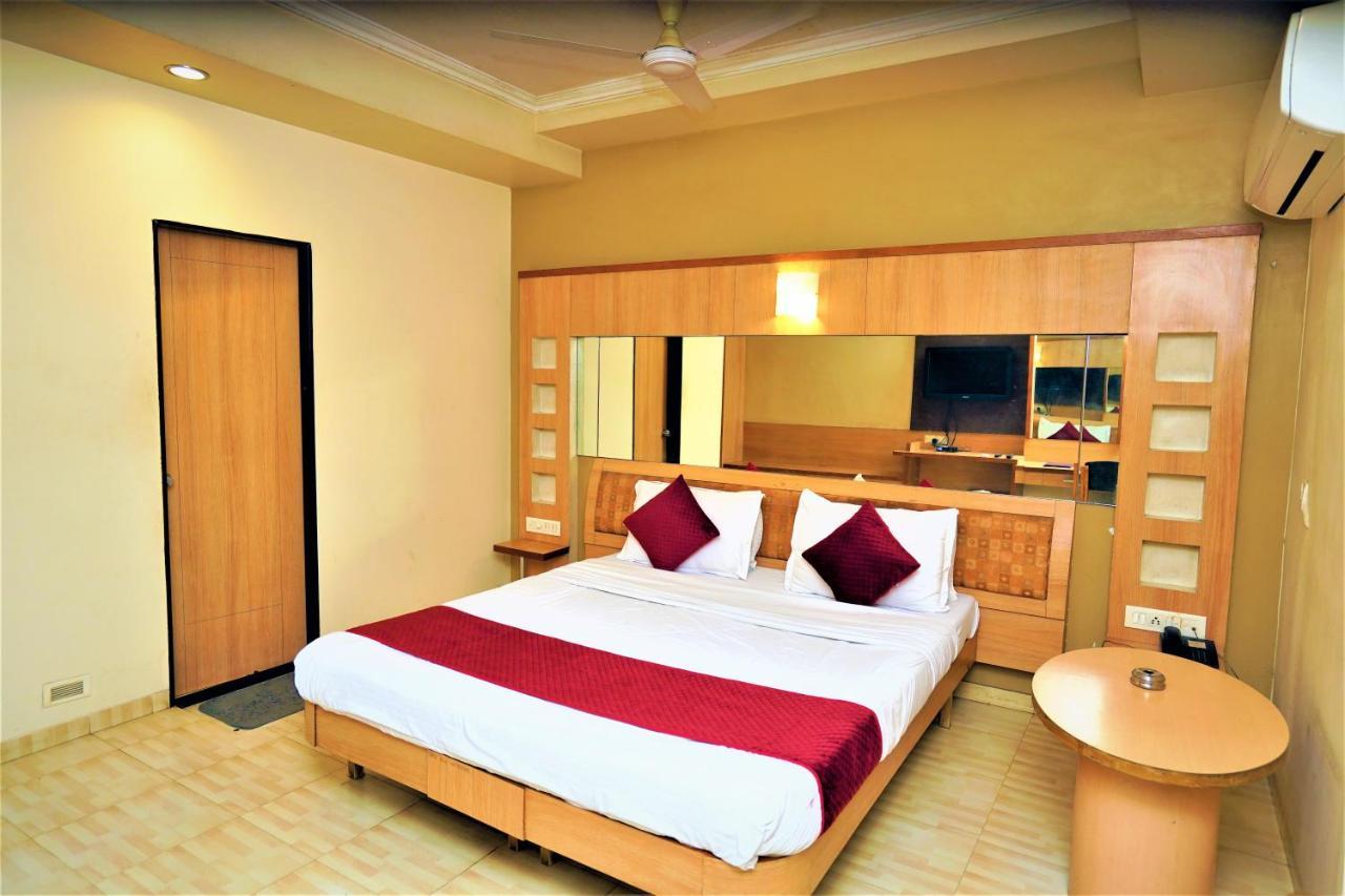 ראג'קוט New Hotel Europa Inn מראה חיצוני תמונה