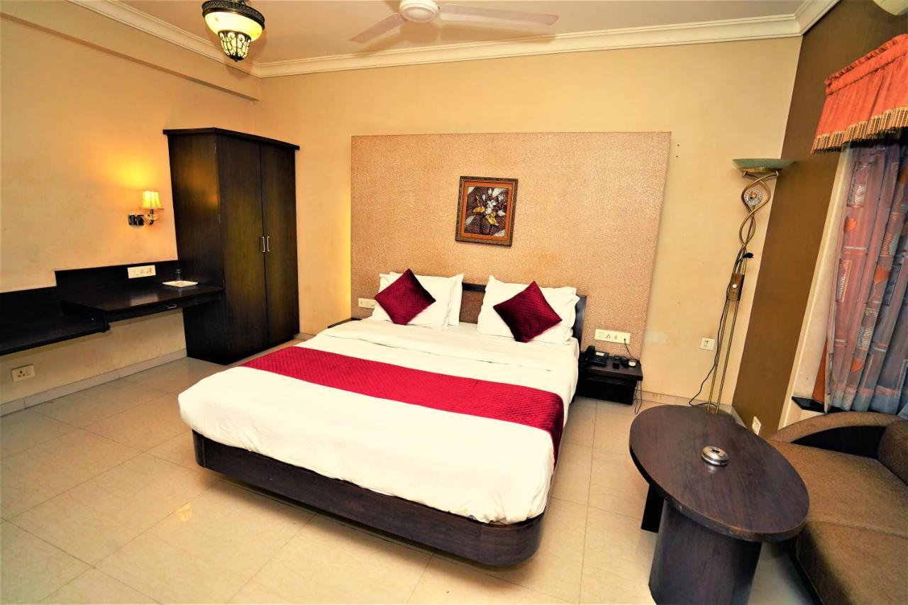 ראג'קוט New Hotel Europa Inn מראה חיצוני תמונה
