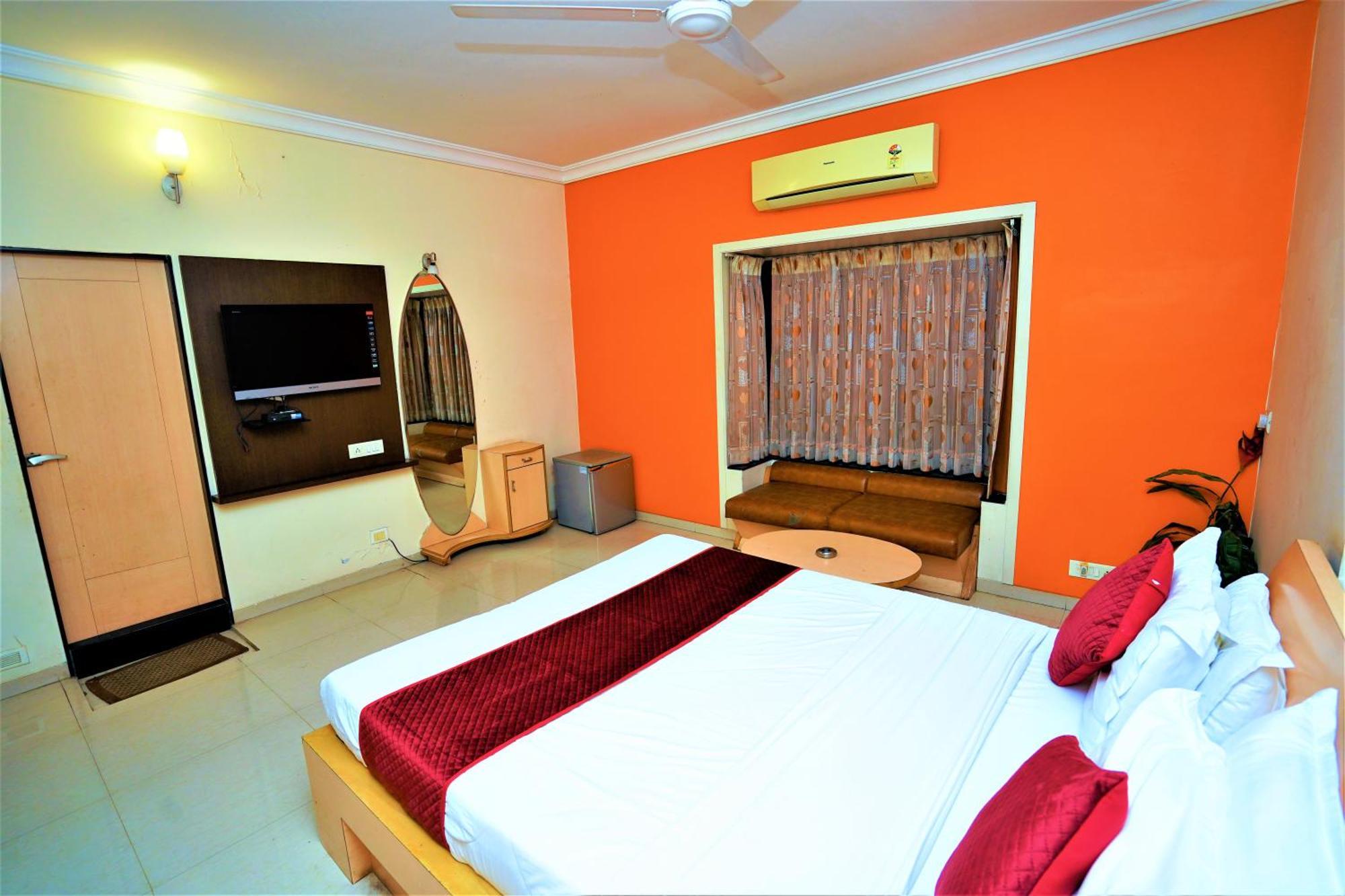 ראג'קוט New Hotel Europa Inn מראה חיצוני תמונה