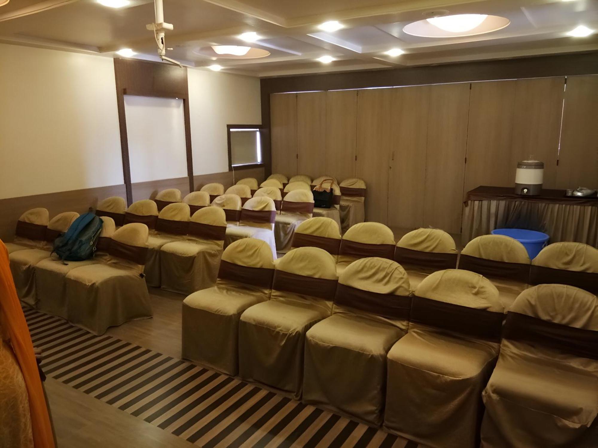 ראג'קוט New Hotel Europa Inn מראה חיצוני תמונה