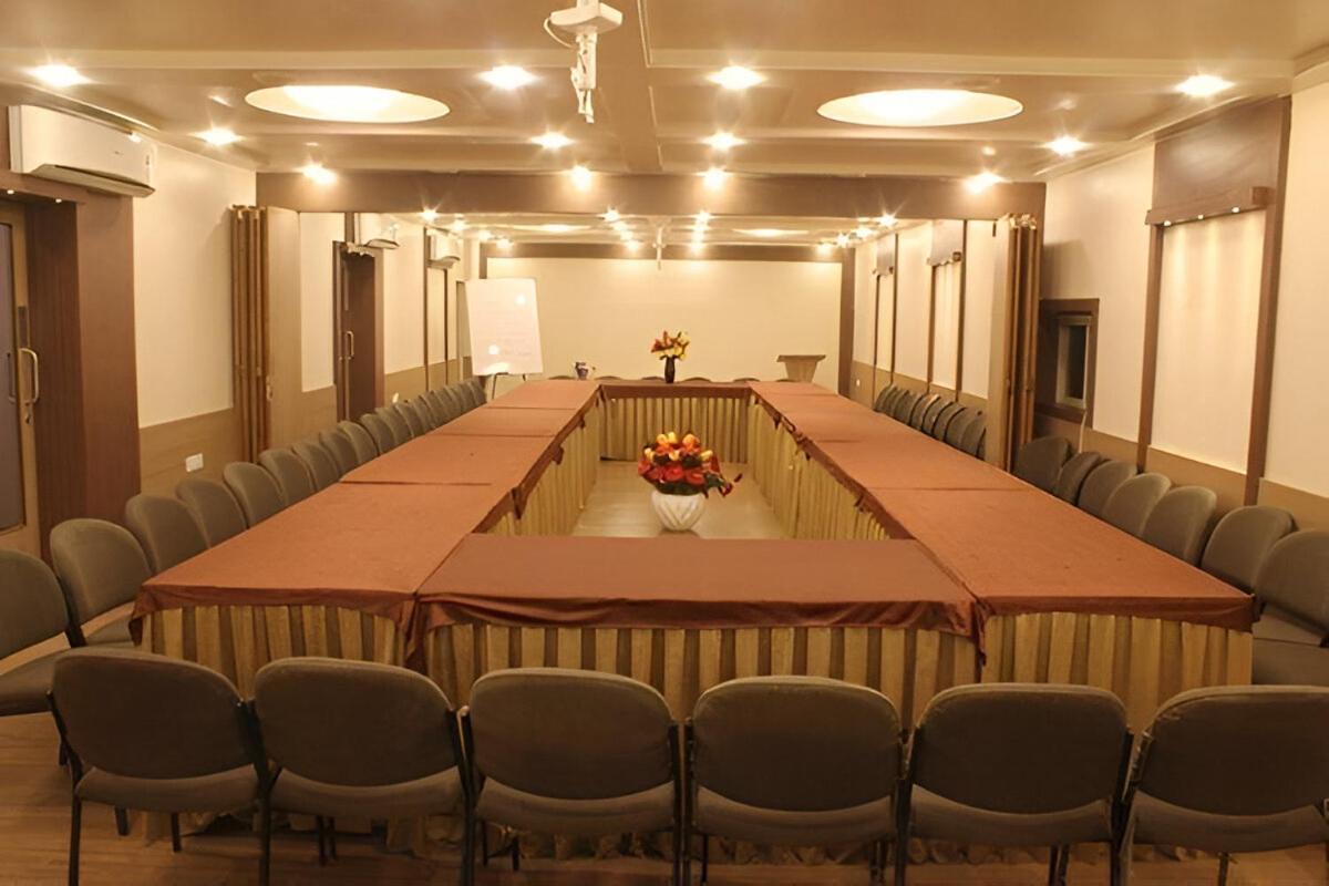 ראג'קוט New Hotel Europa Inn מראה חיצוני תמונה