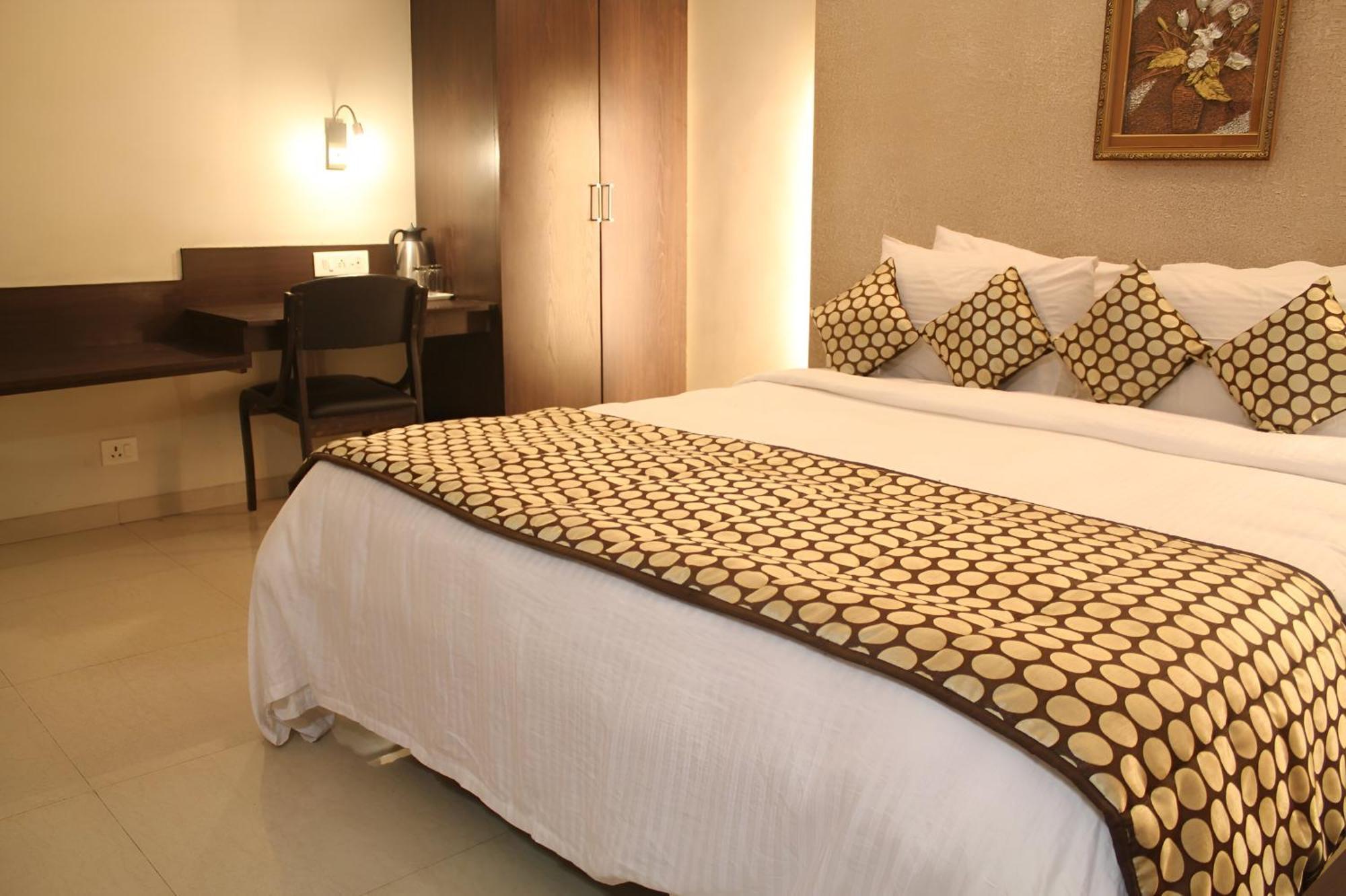 ראג'קוט New Hotel Europa Inn מראה חיצוני תמונה