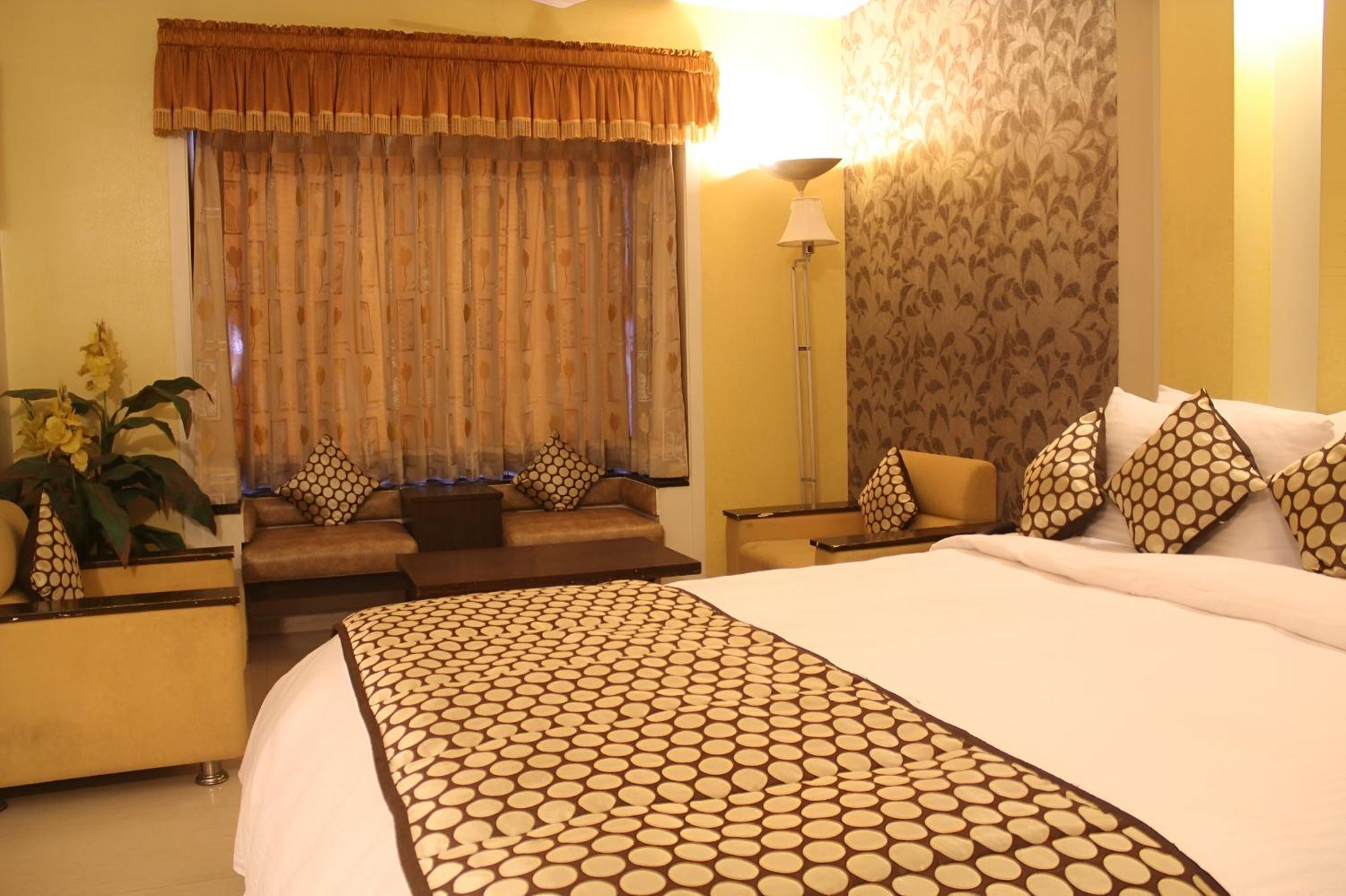 ראג'קוט New Hotel Europa Inn מראה חיצוני תמונה